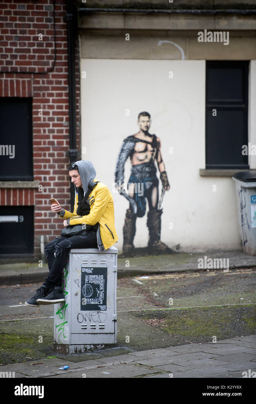 Junge Person mit Handy im Frogmore Street, Bristol, Großbritannien Stockfoto