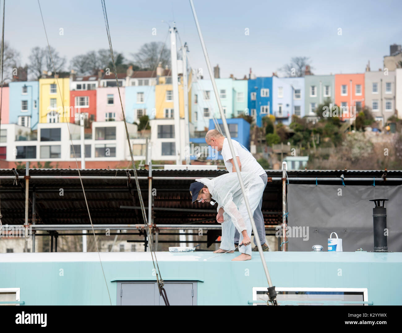 Zwei Männer malen ein Boot an der Bristol Marina, Großbritannien. Stockfoto