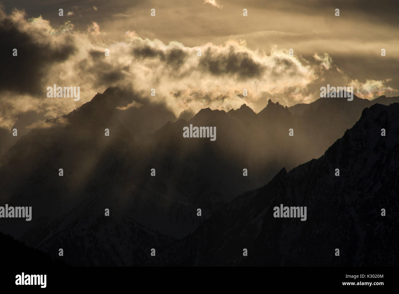 Dramatischer Sonnenuntergang über Schweizer Alpen, Wallis Wallis, Schweiz. Stockfoto