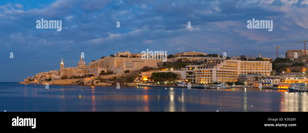 Sommer tolle Nacht Blick auf Valetta Profil über Meer. Lange Belichtung. Beleuchtete Architektur. Weiten Panoramablick. Stockfoto