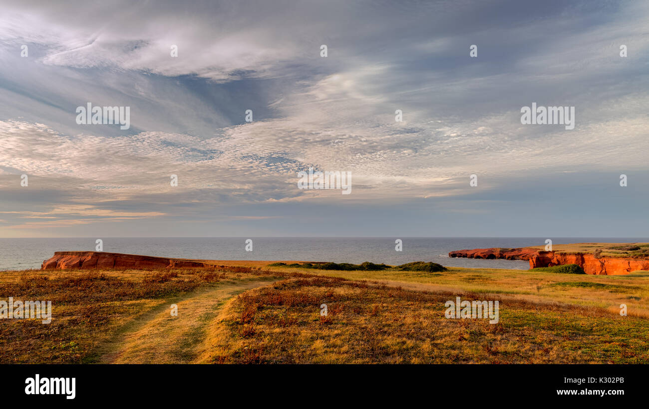 Weg entlang der Klippen in Fatima Cap-aux-Meules auf Magdalen Islands Stockfoto