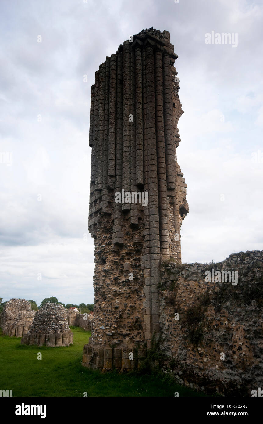 Eine der übrigen Spalten nach links stehend an binham Priorat Ruinen in North Norfolk, Großbritannien Stockfoto