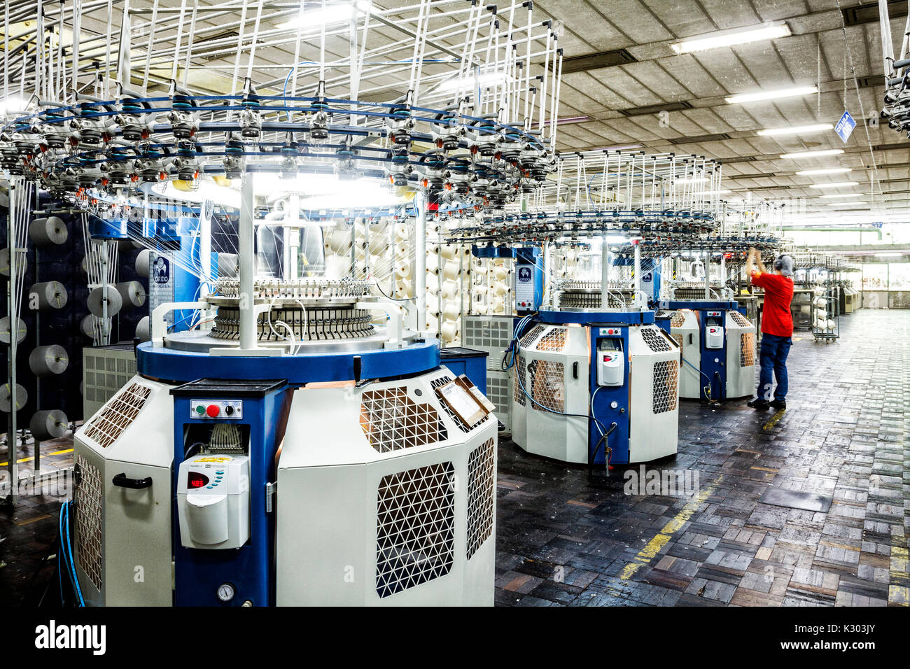 Maschinen zum Spinnen in einem brasilianischen Textilindustrie. Blumenau, Santa Catarina, Brasilien. Stockfoto