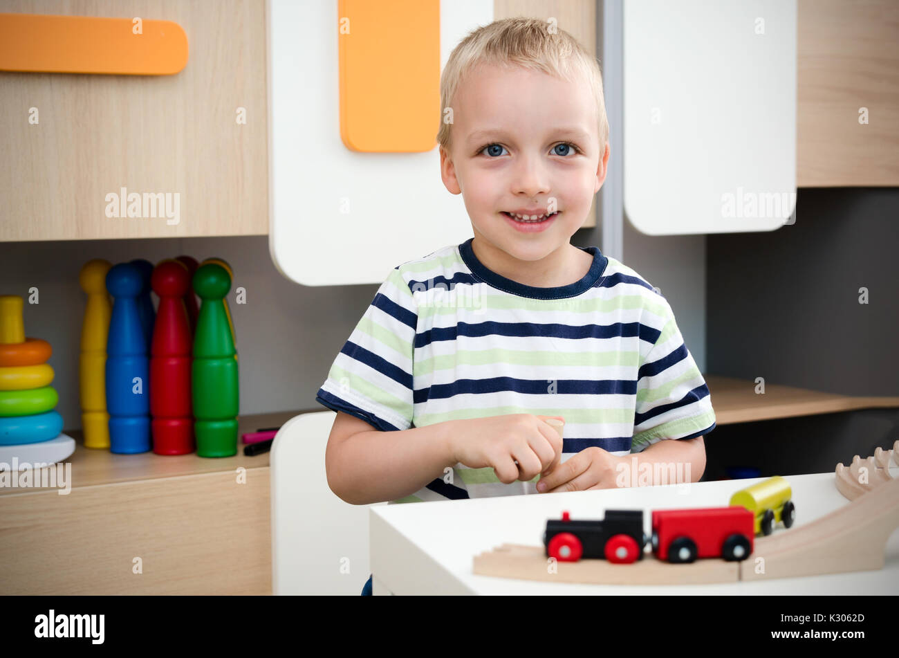 Kind Junge mit Holzzug im Kindergarten spielen. Kind Baby Spielzeug Zug  Kindergarten oder Wohnkonzept spielen Stockfotografie - Alamy