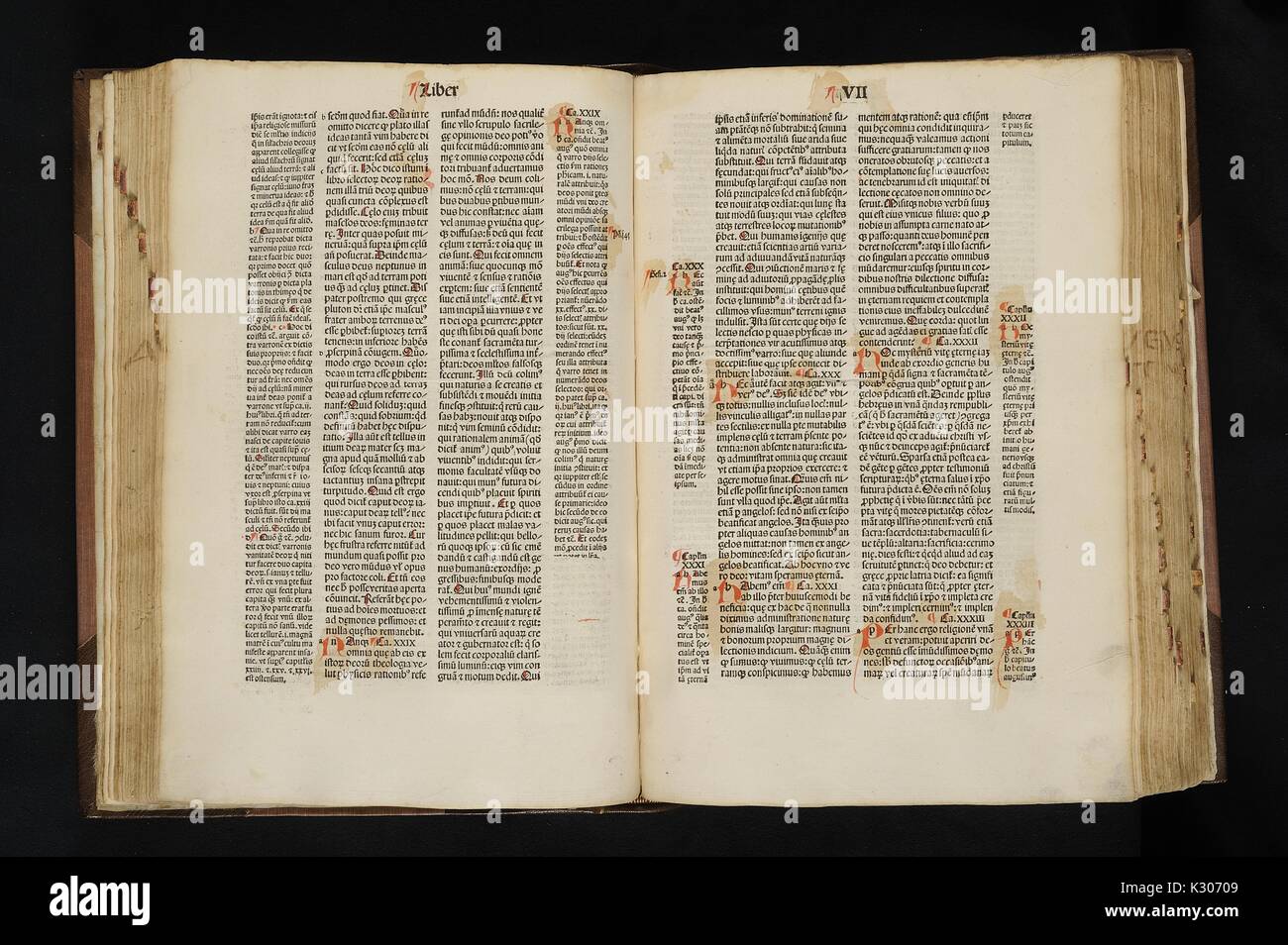 Beleuchtete Manuskriptseiten ab 1475 Buch der christlichen Philosophie in Lateinamerika von Augustinus von Hippo geschrieben in Venedig von Nicolaus Jenson, 1475 veröffentlicht. Stockfoto