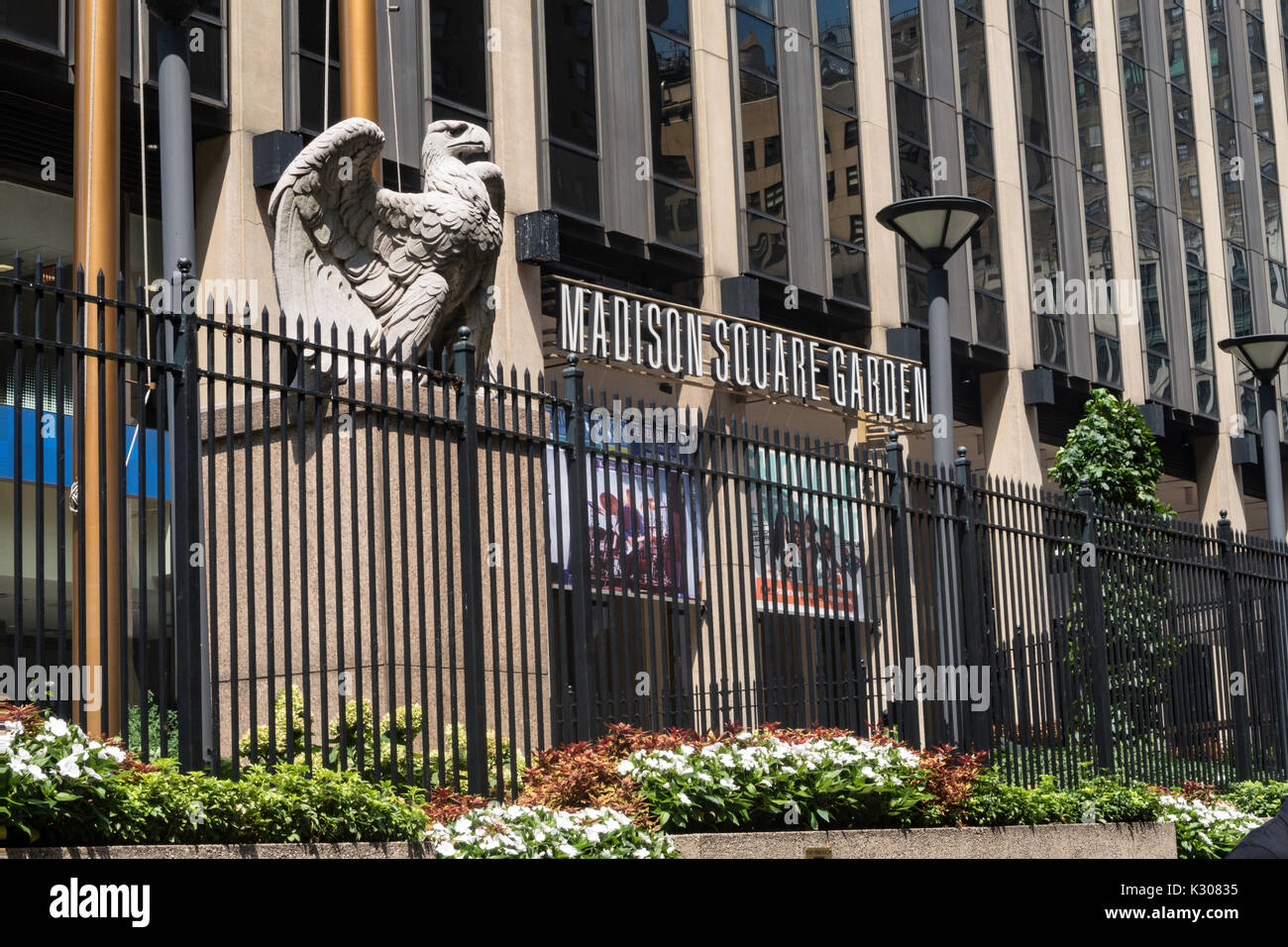 Eagle Skulptur ziert den Eingang von Madison Square Garden, New York, USA Stockfoto