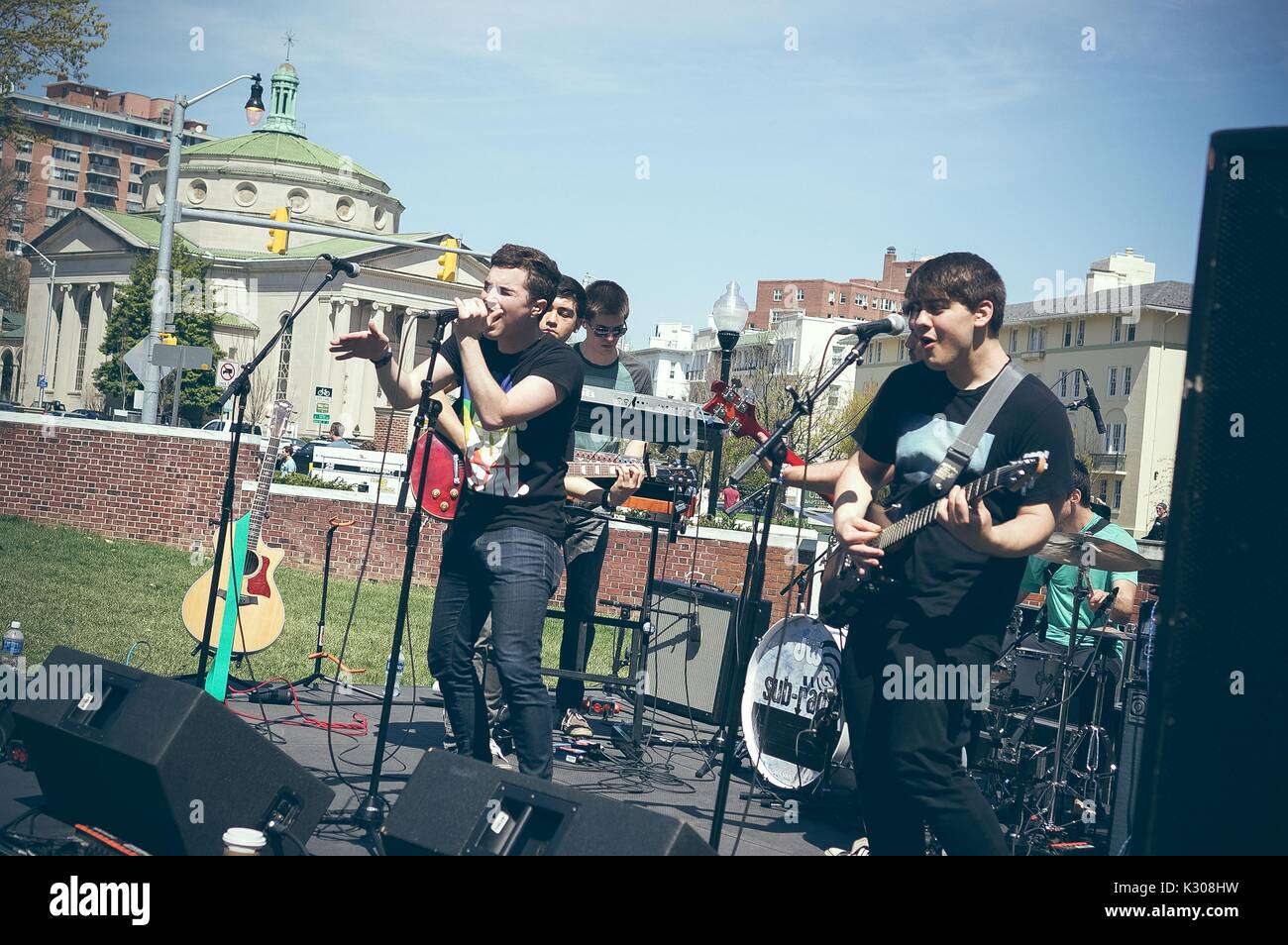 Eine Band führt an den 2016 Spring Fair, ein jährliches Festival mit Musik, Essen, Anbieter und verschiedene andere Formen der Unterhaltung in den Homewood Campus der Johns Hopkins University in Baltimore, Maryland, Mai, 2016. Mit freundlicher Genehmigung von Eric Chen. Stockfoto