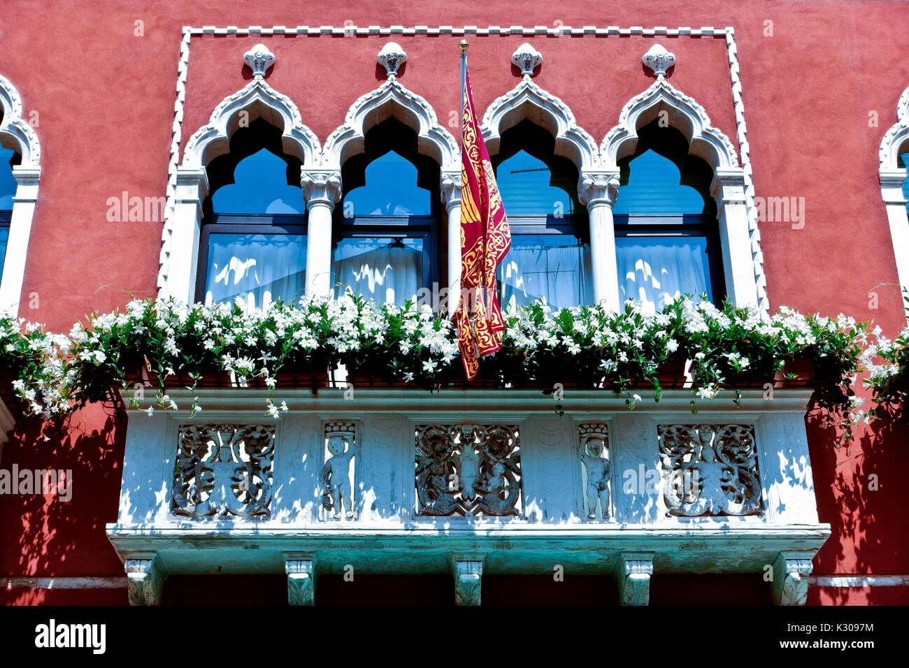 Renaissance-Palast, Doppelbogenfenster und Balkon. Flagge. Venedig, Venetien, Italien, Europa, Europäische Union, EU. Stockfoto