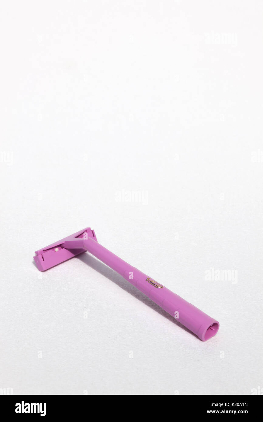 Ein rosa Bic Einwegrasierer aus dem Kunststoff, Polypropylen. Stockfoto
