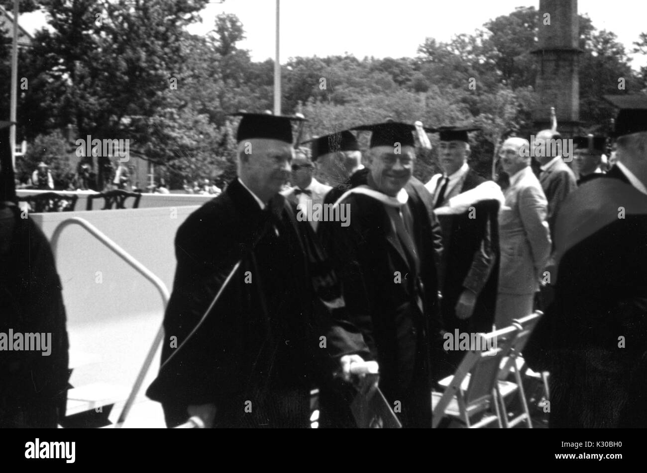 Dann Präsident der Vereinigten Staaten von Amerika Dwight D. Eisenhower steht mit seinem Bruder und dann Präsident der Johns Hopkins University Milton S Eisenhower während der Klasse der Universität Anfang Zeremonie 1958 in Baltimore, Maryland, Juni, 1958. Stockfoto