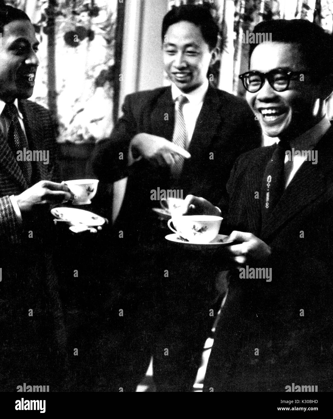 Studenten knüpfen und Erfrischungen während einer Party von der kosmopolitischen Club, eine Organisation, die für die ausländischen Studenten gefördert, an der Johns Hopkins University in Baltimore, Maryland, 1957. Stockfoto