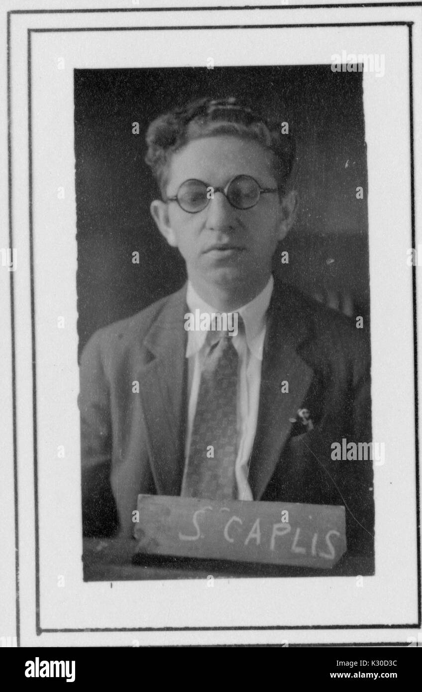 Graustufen portrait Foto, Taille, von Salomon Caplis, Student der politischen Ökonomie und Ökonomie an der Johns Hopkins University, mit Augen, teilweise geschlossen hinter runden Rahmen, Baltimore, Maryland, 1925. Stockfoto