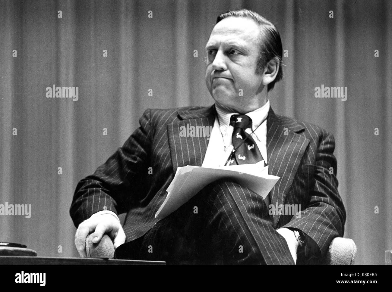 Ein Porträt der Kongressabgeordnete John Brademas suchen unamused sitzen auf der Bühne am Symposium der American University, Washington DC, 21. Februar 1976. Stockfoto