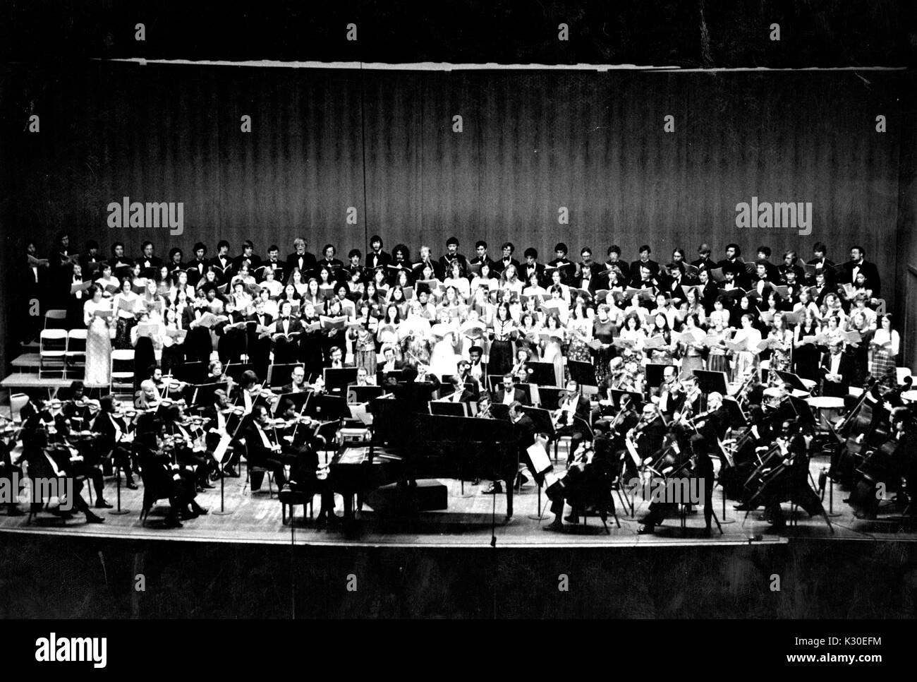 Centennial Concert für Johns Hopkins Universität, mit einer Bühne mit dem Baltimore Symphony Orchestra und dem Goucher-Hopkins Chorus und mit Sergiu Comissiona dirigieren, Baltimore, Maryland, 20. Februar 1976. Stockfoto