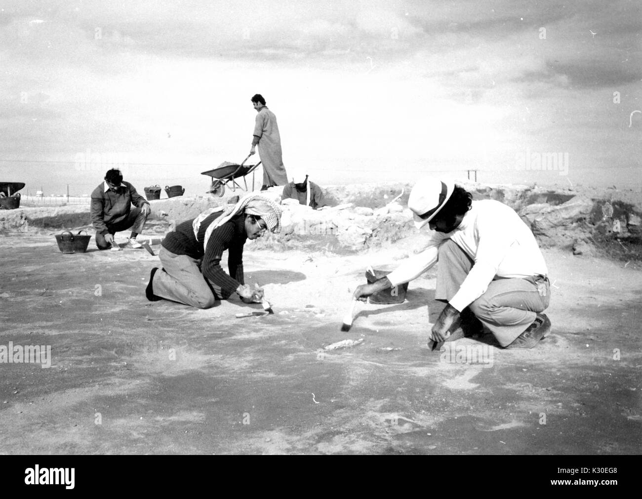 Arbeit Reinigung Materialien während einer archäologischen Expedition 1974 an den Persischen Golf, 1974 gefunden. Stockfoto