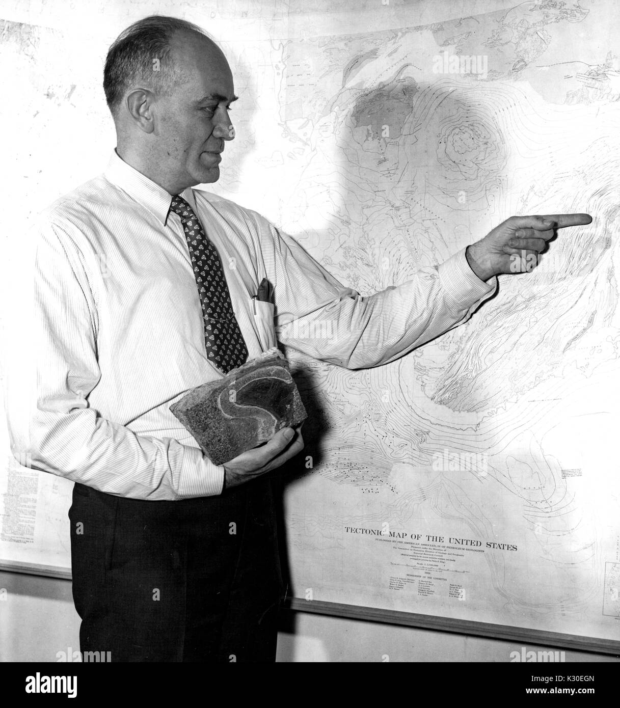 Deutsche strukturelle Geologe Ernst Cloos Punkte auf einer Karte, während an der Johns Hopkins University in Baltimore, Maryland, USA, 1955 Lehre. Stockfoto