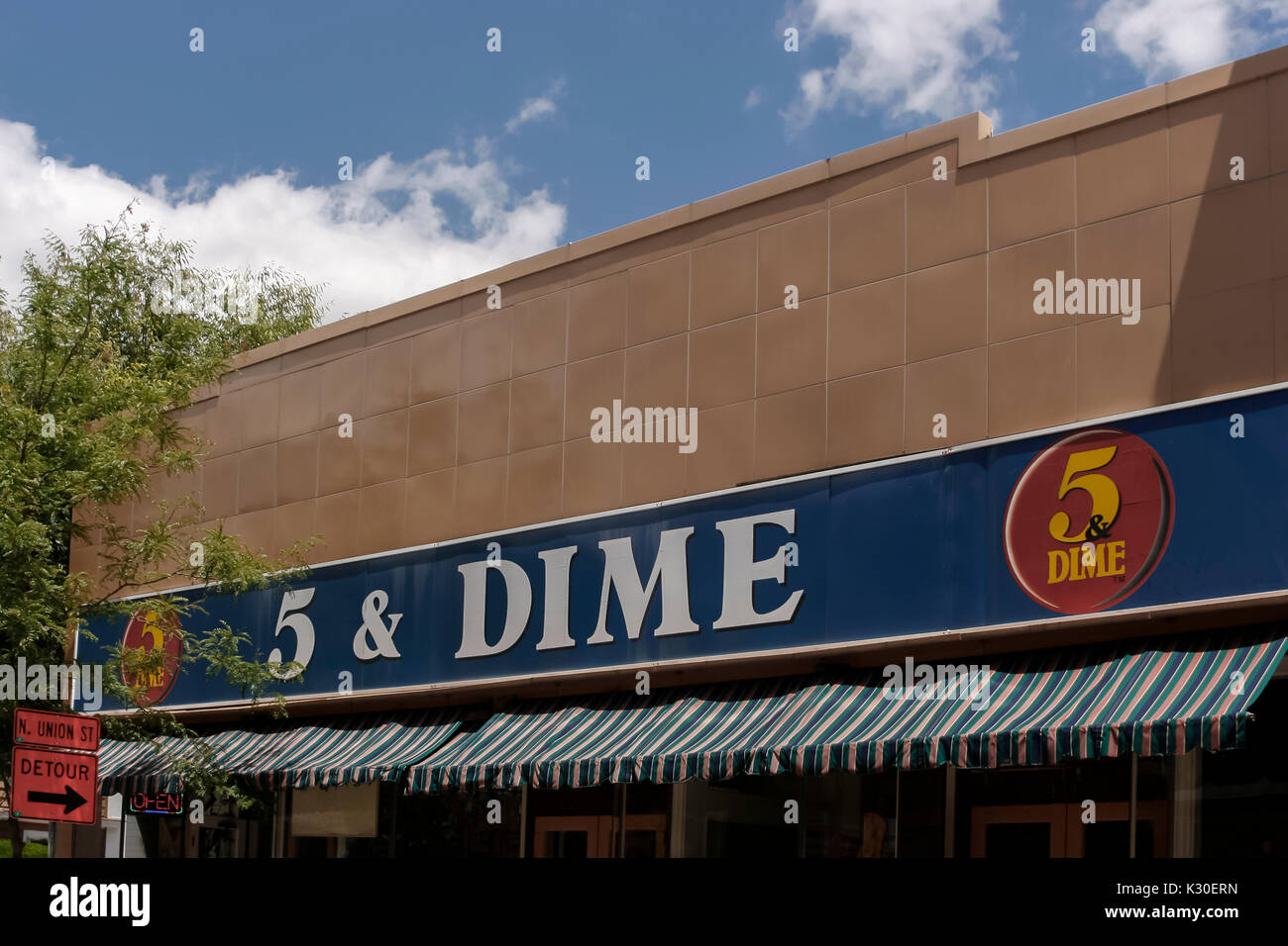 5&Dime Store anmelden bleibt immer noch aus den frühen 1900er Jahren, wenn der Speicher viele verschiedene Arten von Gegenständen, die für fünf oder zehn Cent verkauft. Stockfoto