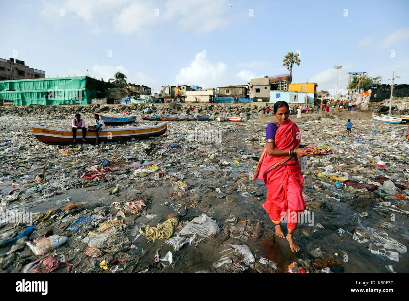 Mumbai, Indien. 31 Aug, 2017. Anhänger tragen Idol des hinduistischen Gottes Ganesha in das Arabische Meer am 7.Tag des Ganesh Utsav Festival. Credit: Chirag Wakaskar/Pacific Press/Alamy leben Nachrichten Stockfoto