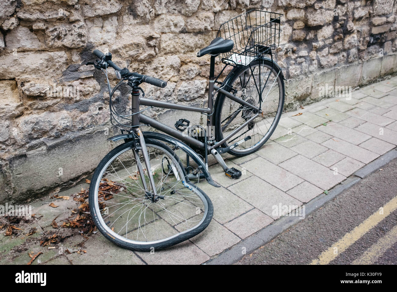 Gebrochenen Fahrrad in der Innenstadt von Oxford, Großbritannien Stockfoto
