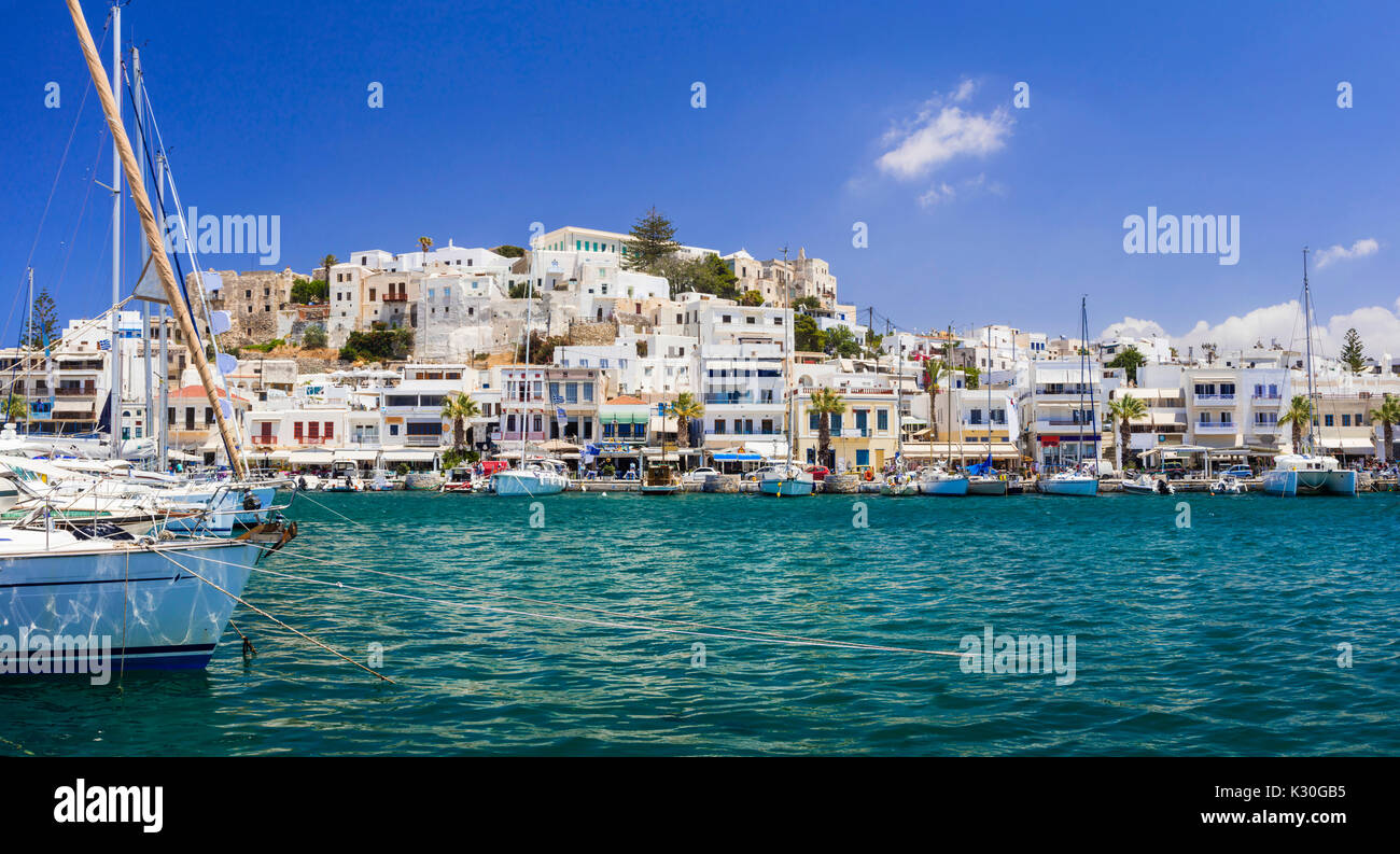 Beeindruckende Insel Naxos, Ansicht mit traditionellen Häusern und Boot. Griechenland. Stockfoto