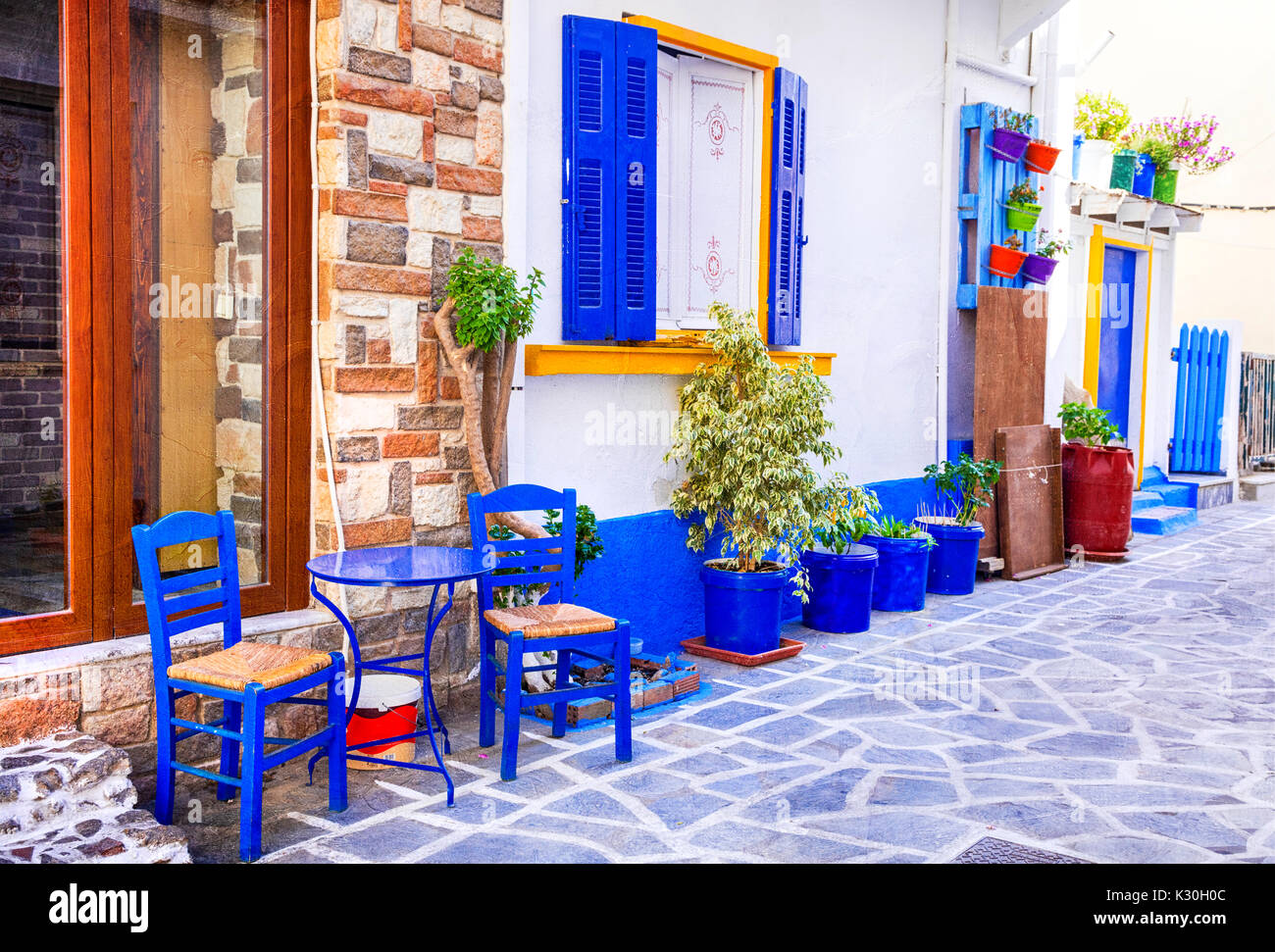 Traditionelle Griechenland - netten Straße Tavernen mit typisch Stühle Insel Kos Stockfoto