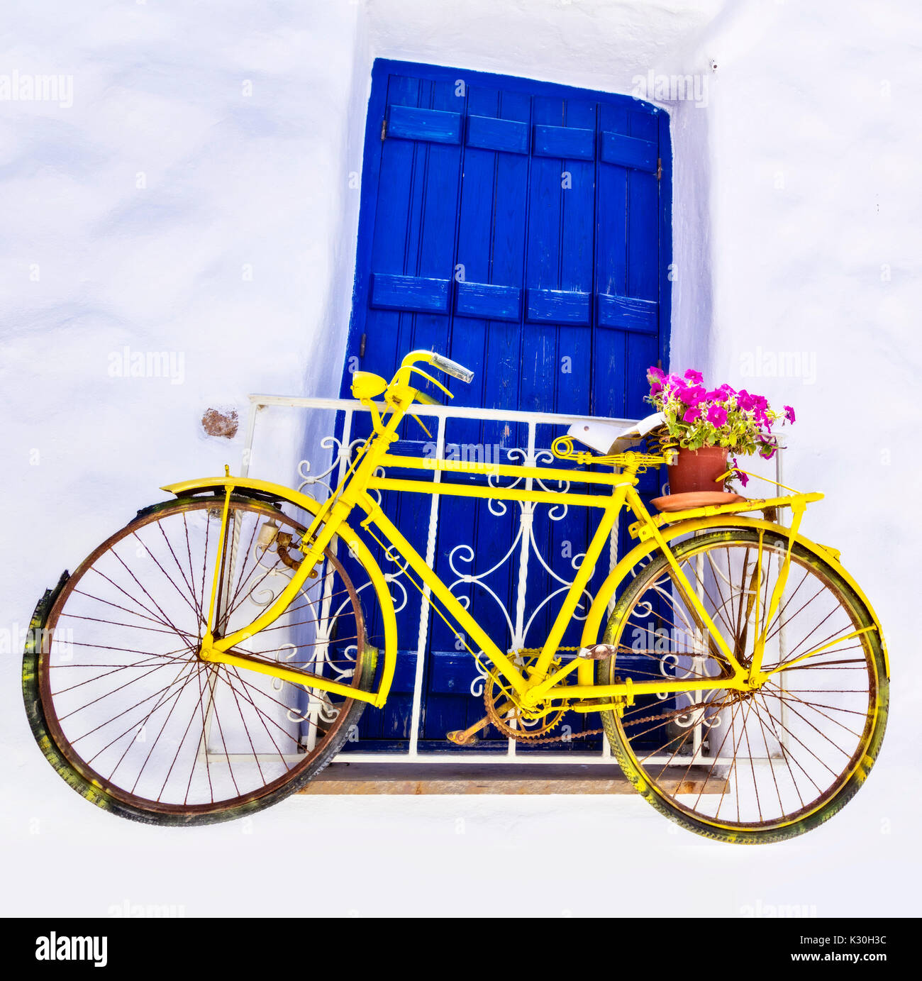 Ungewöhnliche bike und Tür, Naxos, Griechenland. Stockfoto