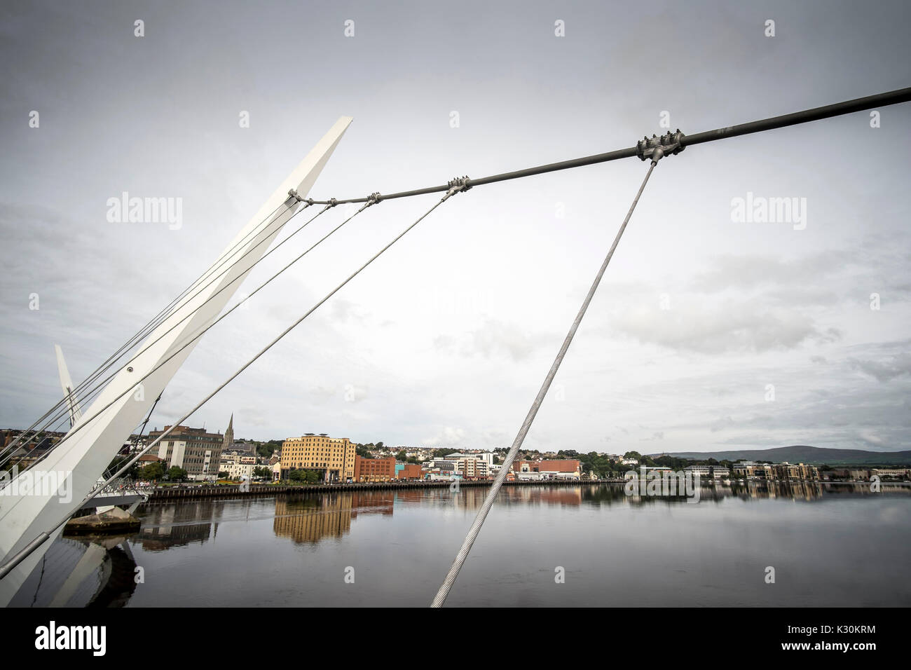 Eine Ansicht der Peace Bridge in Derry/Londonderry, Nordirland Stockfoto