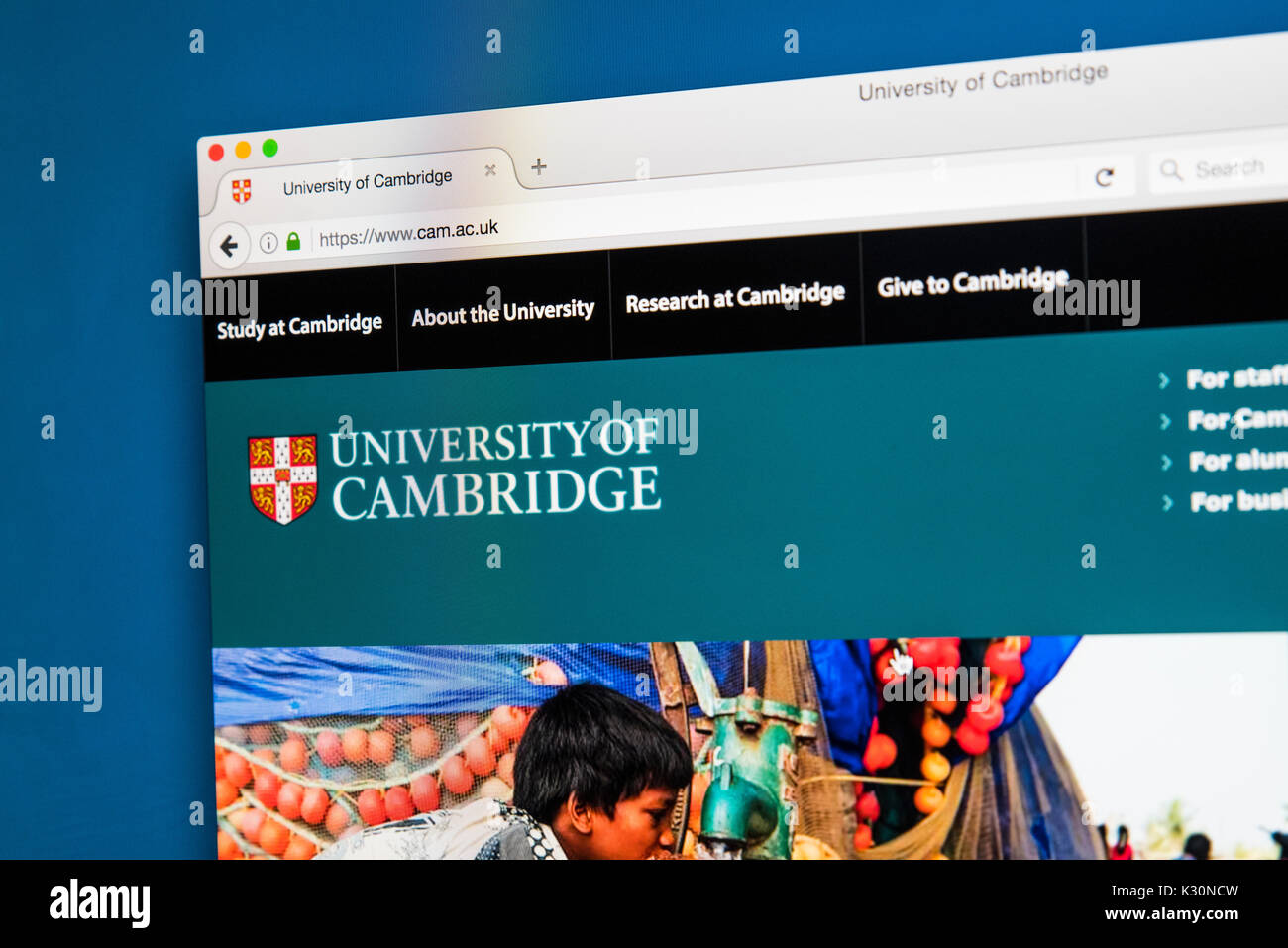 LONDON, Großbritannien - 10. AUGUST 2017: Die Homepage der offiziellen Website der Universität Cambridge, am 10. August 2017. Stockfoto