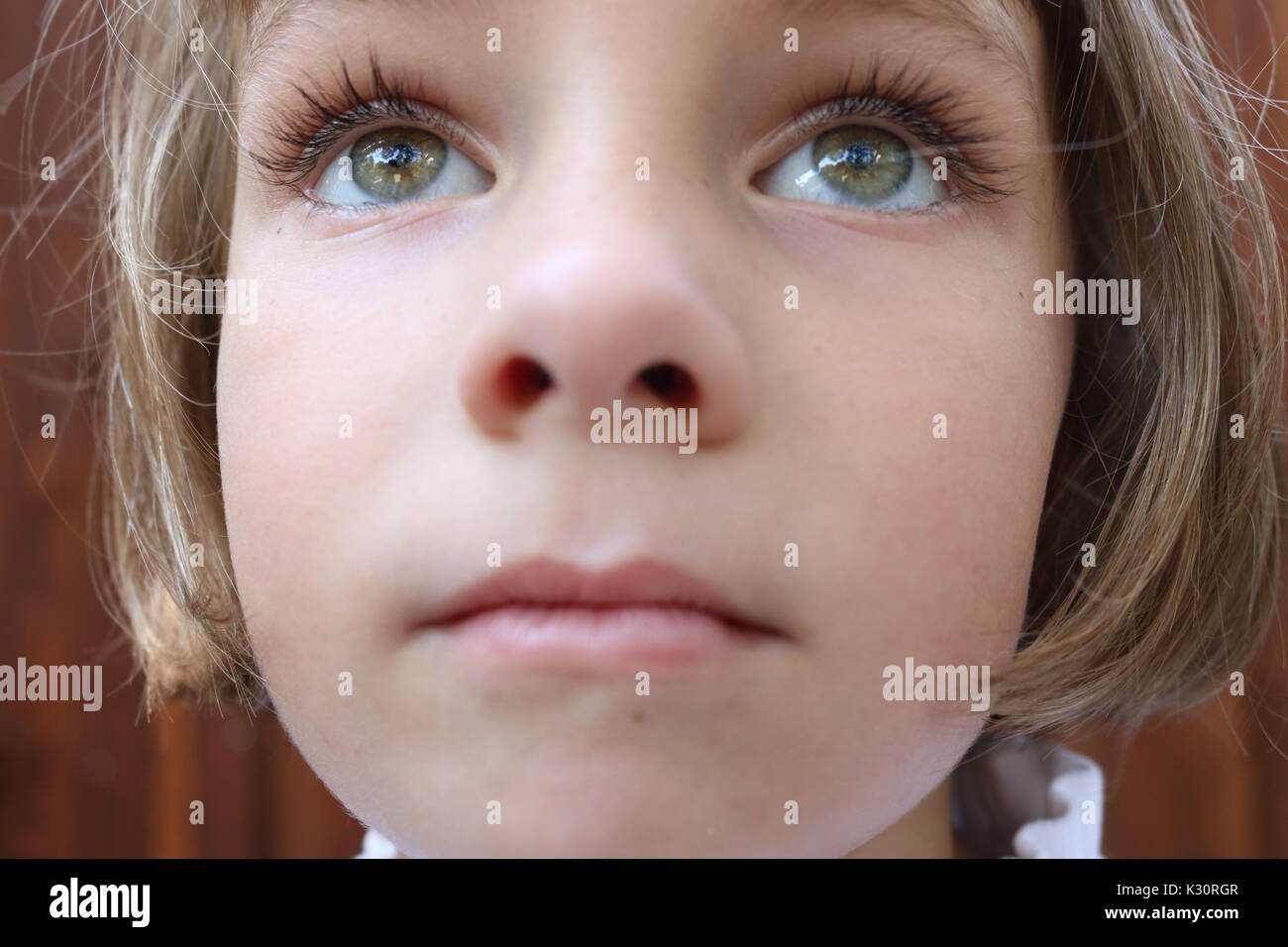Porträt der braunhaarige Mädchen mit grünen Augen blickte in Frage Stockfoto