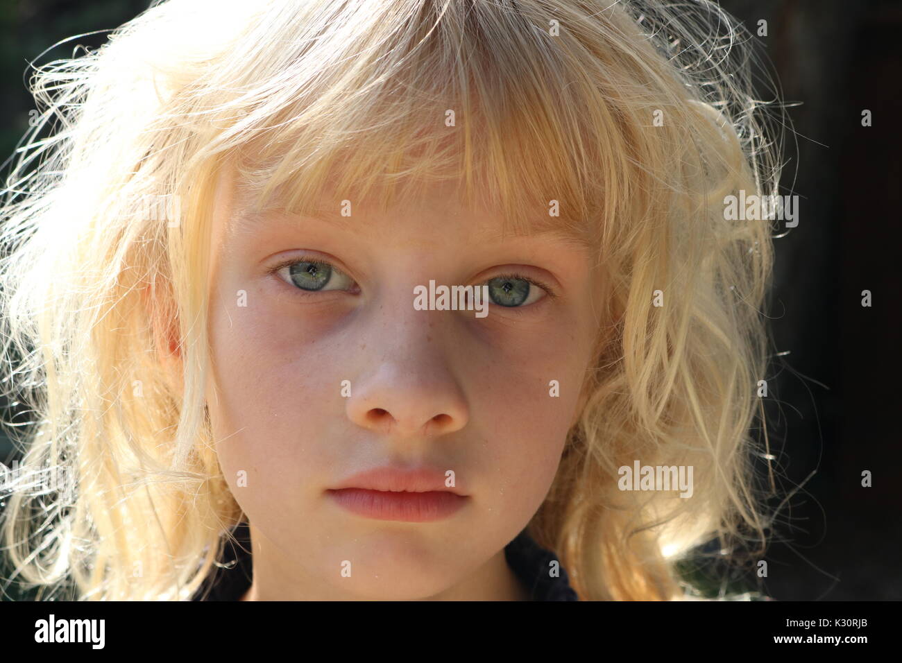 Close up Portrait von ein trauriges Mädchen mit blondem Haar und blauen Augen Stockfoto
