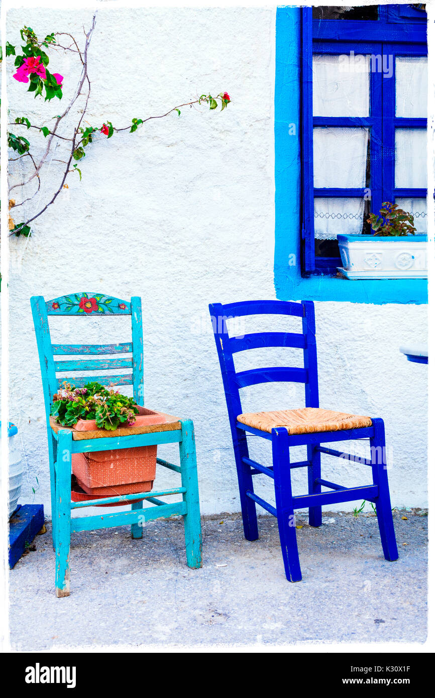 Traditionelle Griechenland - netten Straße Tavernen mit typisch Stühle Insel Kos Stockfoto