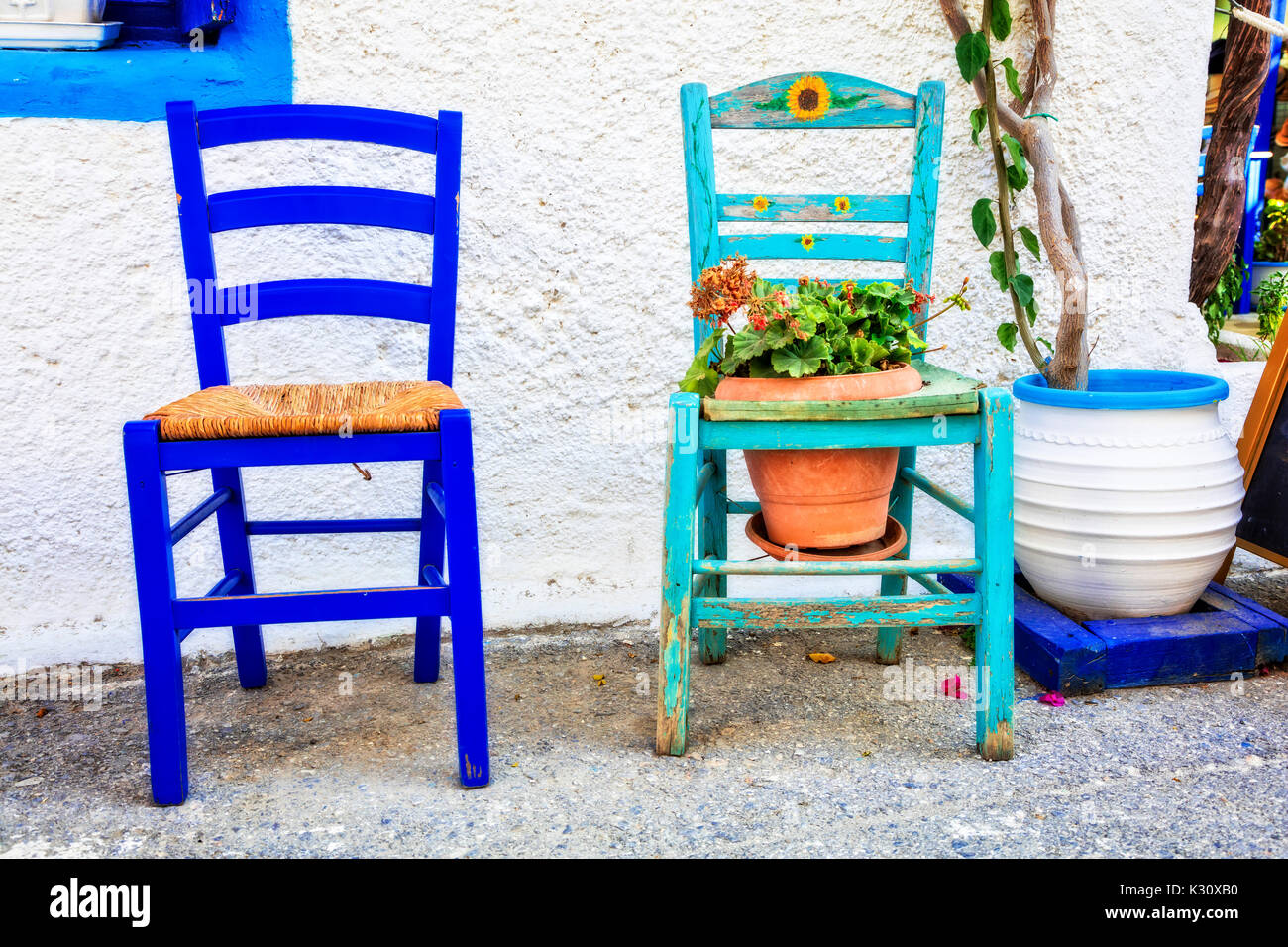 Traditionelle Griechenland - netten Straße Tavernen mit typisch Stühle Insel Kos Stockfoto