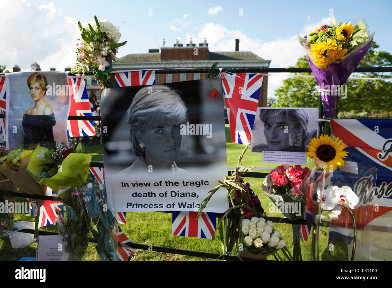 London, Großbritannien. 31. August 2017. Tribute zu Diana Princess of Wales, vor den Toren des Kensington Palace, zum 20. Jahrestag ihres Todes. Stockfoto