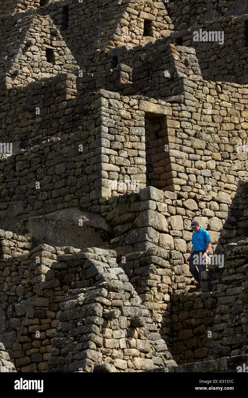Häuser und Touristen in Machu Picchu Inka Ruinen aus dem 15. Jahrhundert (Weltkulturerbe), das Heilige Tal, Peru, Südamerika Stockfoto