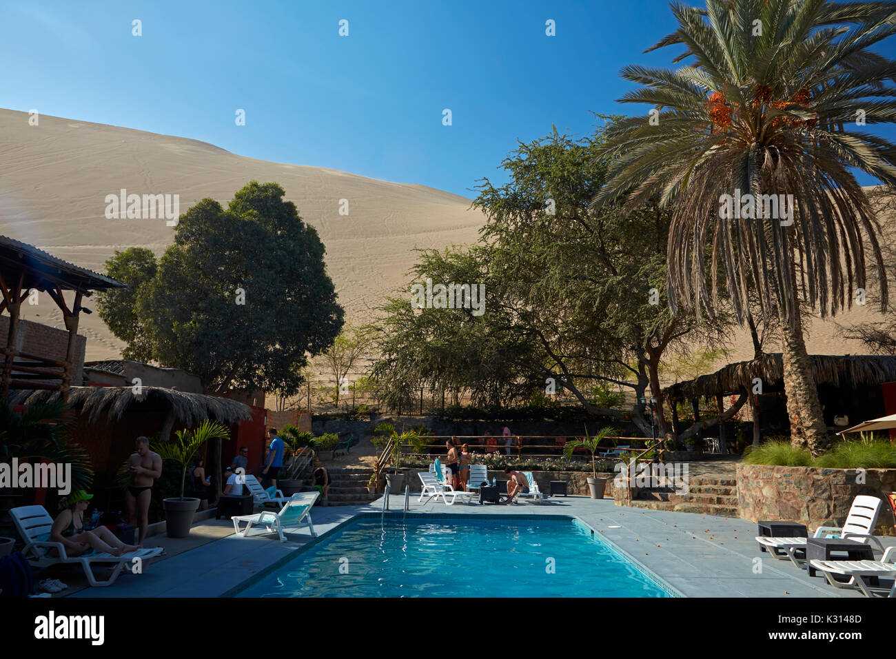 Schwimmbad im Hotel El Huacachinero und Sanddünen Huacachina, in der Nähe von Ica, Peru, Südamerika Stockfoto