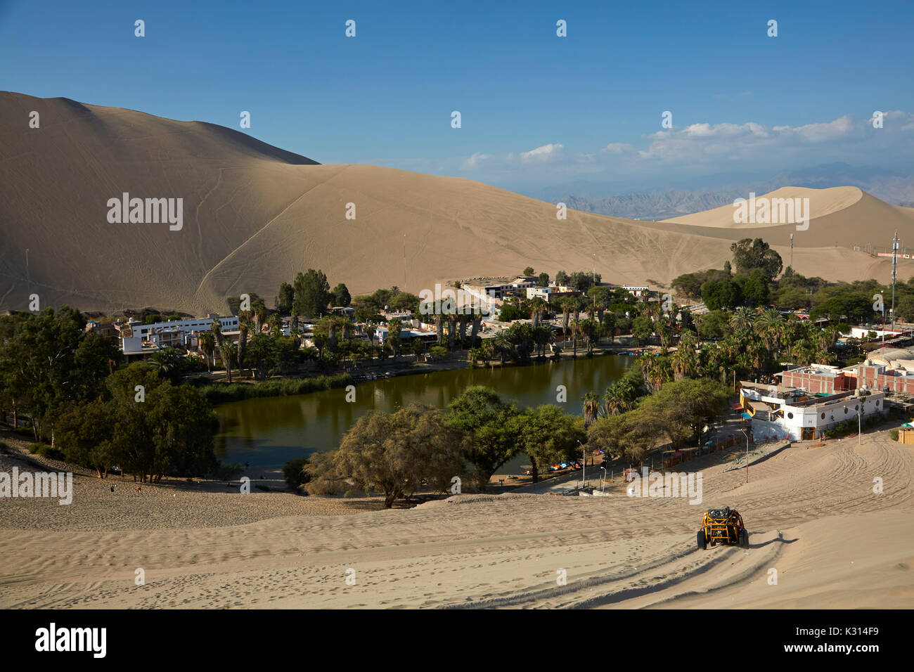 Huacachina Oasis und Dune Buggy, in der Nähe von Ica, Peru, Südamerika Stockfoto