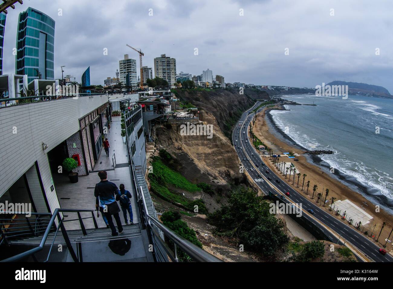 Surf, Lookout und Dock der Waikiki Strand der touristischen Zone von Miraflores in der Hauptstadt Lima in Peru. Surfer, Wellen, Meer, Ozean Meer Stockfoto