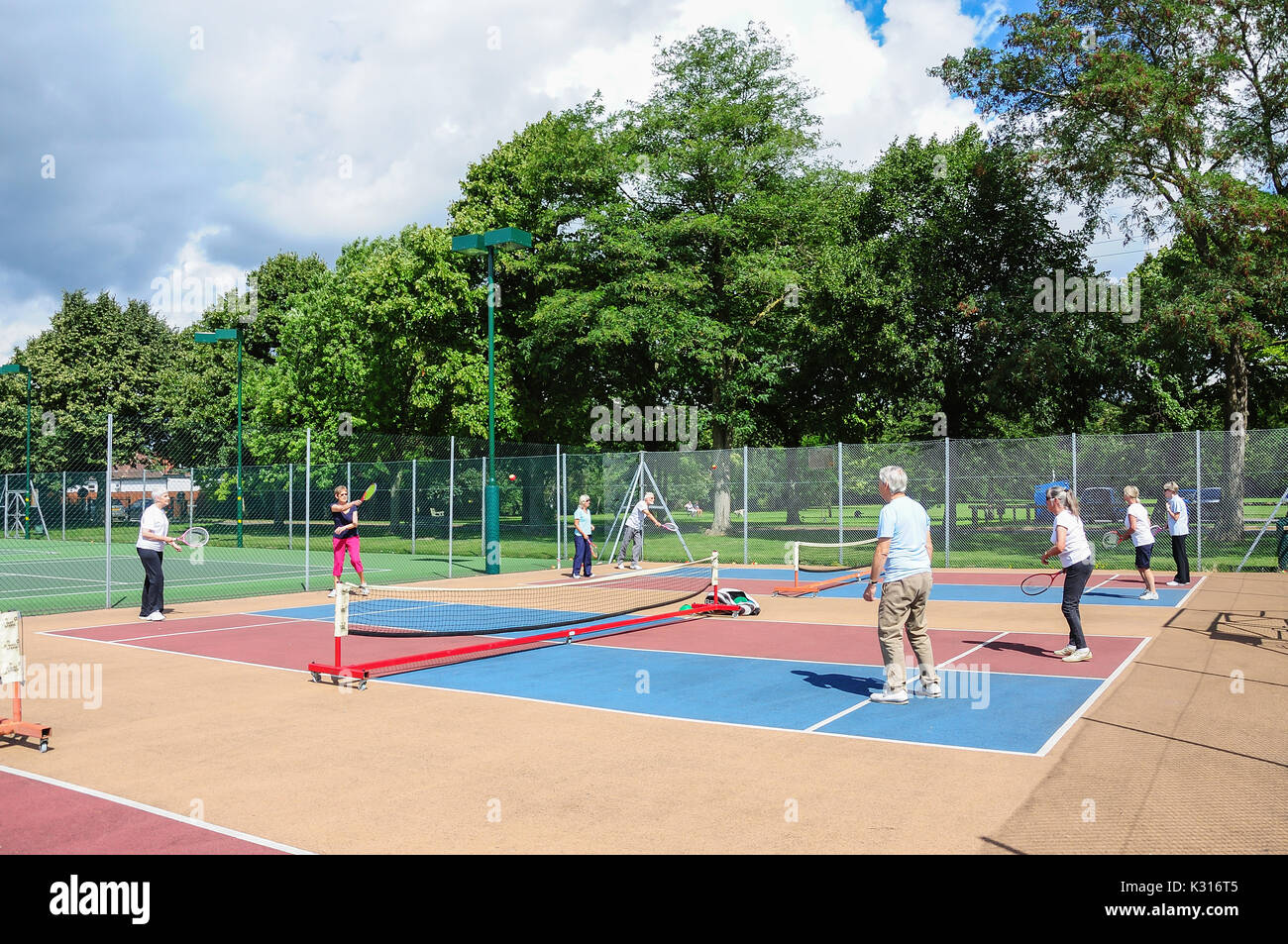 Veteran Spieler Touchtennis auf mini Gerichte, fordbridge Park, Ashford, Surrey, England, Vereinigtes Königreich Stockfoto