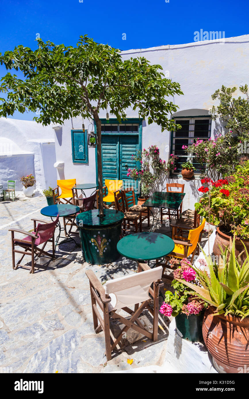Traditionelle netten Straße Tavernen in der Kykladen. Insel Amorgos, Griechenland Stockfoto
