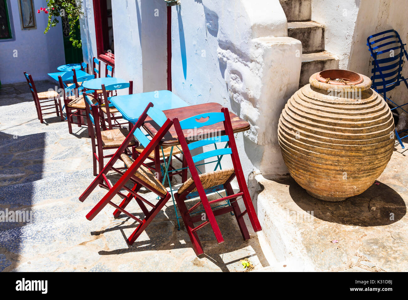 Traditionelle alte Straßen von Griechenland, Iew mit Taverne, Naxos. Stockfoto