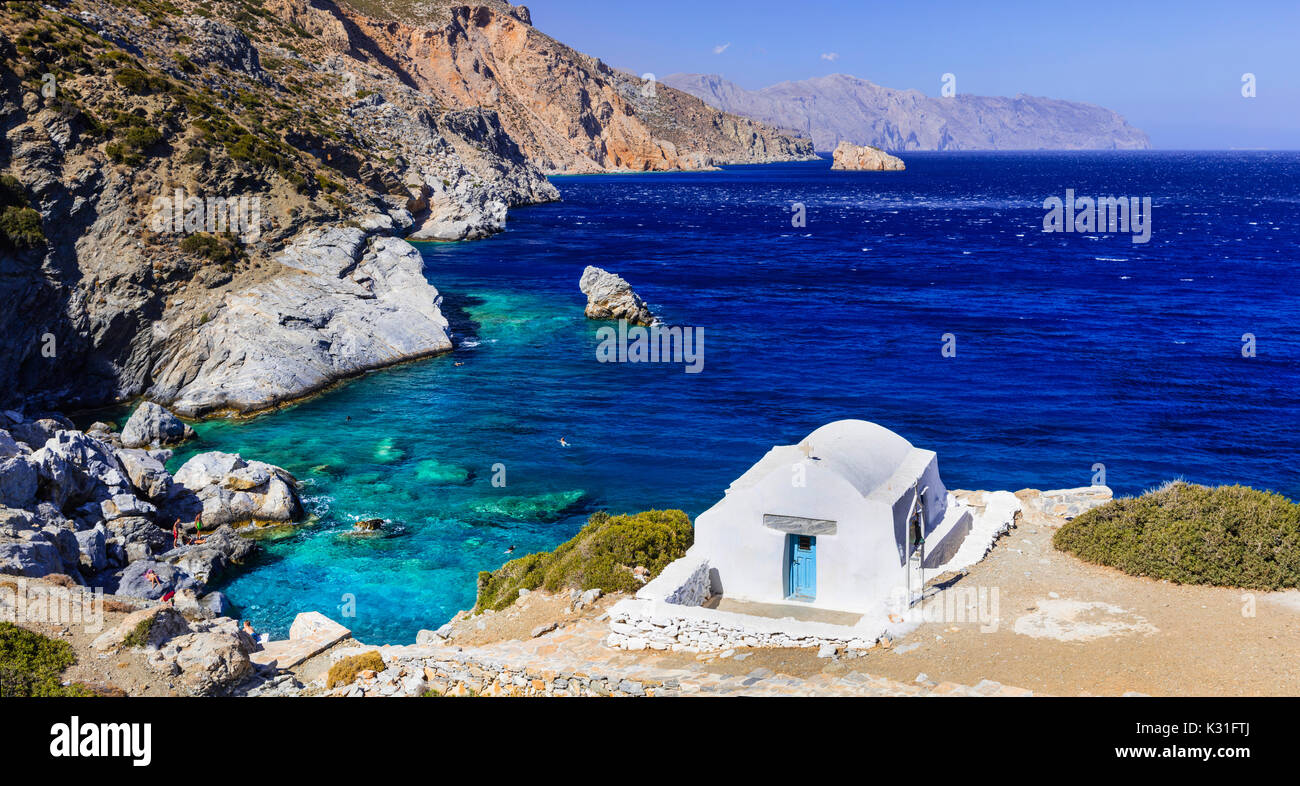 Authenthic Insel Amorgos, Agia Anna Bucht mit wenig Kirche, Griechenland. Stockfoto