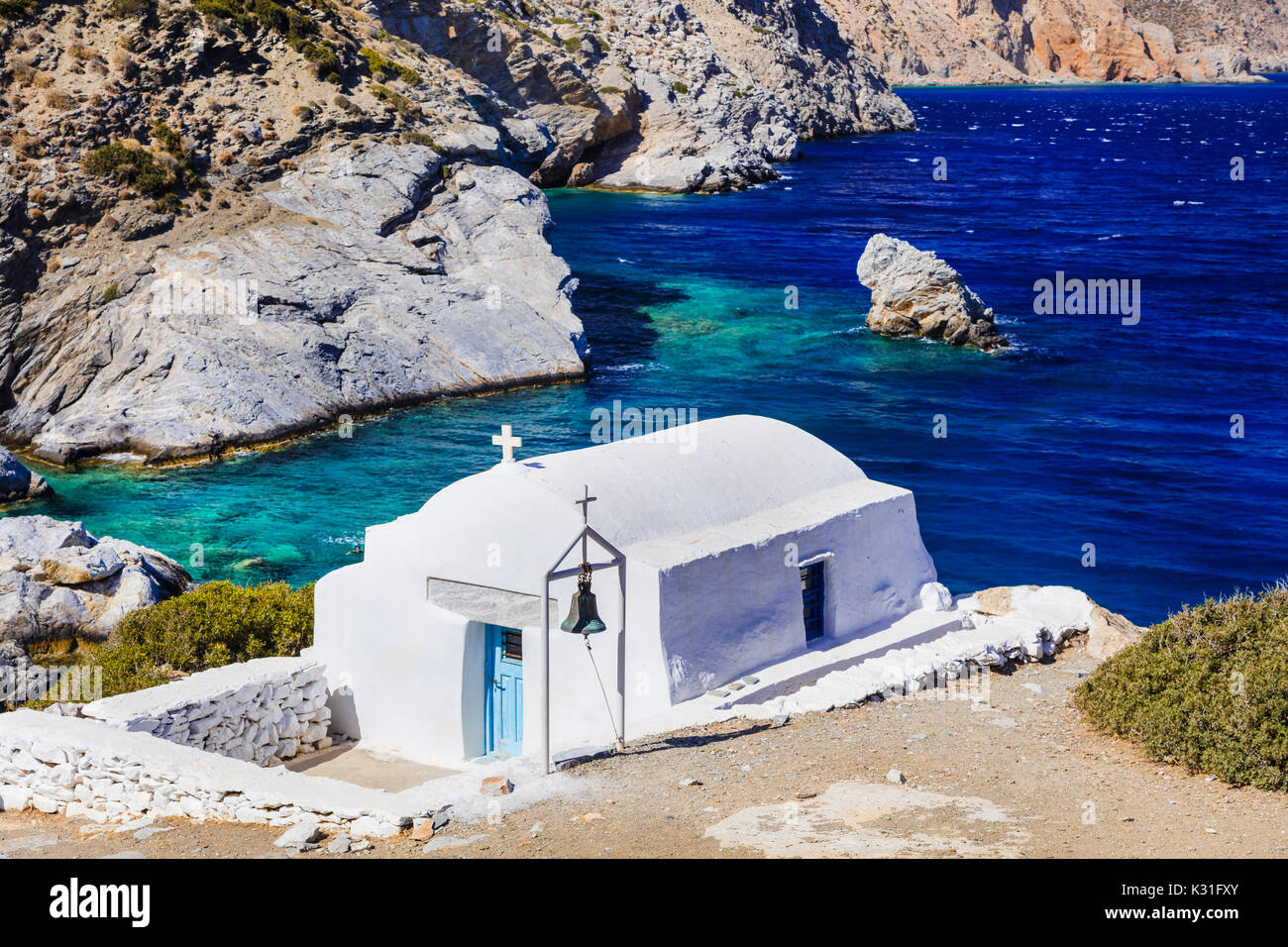 Authenthic Insel Amorgos, Agia Anna Bucht mit wenig Kirche, Griechenland. Stockfoto