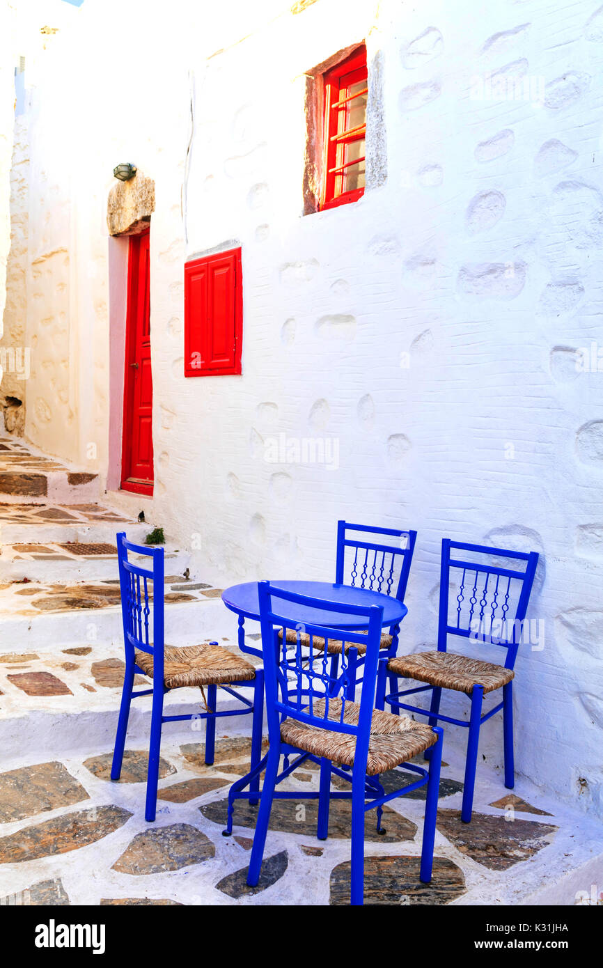 Traditionelle Griechenland - netten Straße Tavernen mit typisch Stühle Insel Kos Stockfoto
