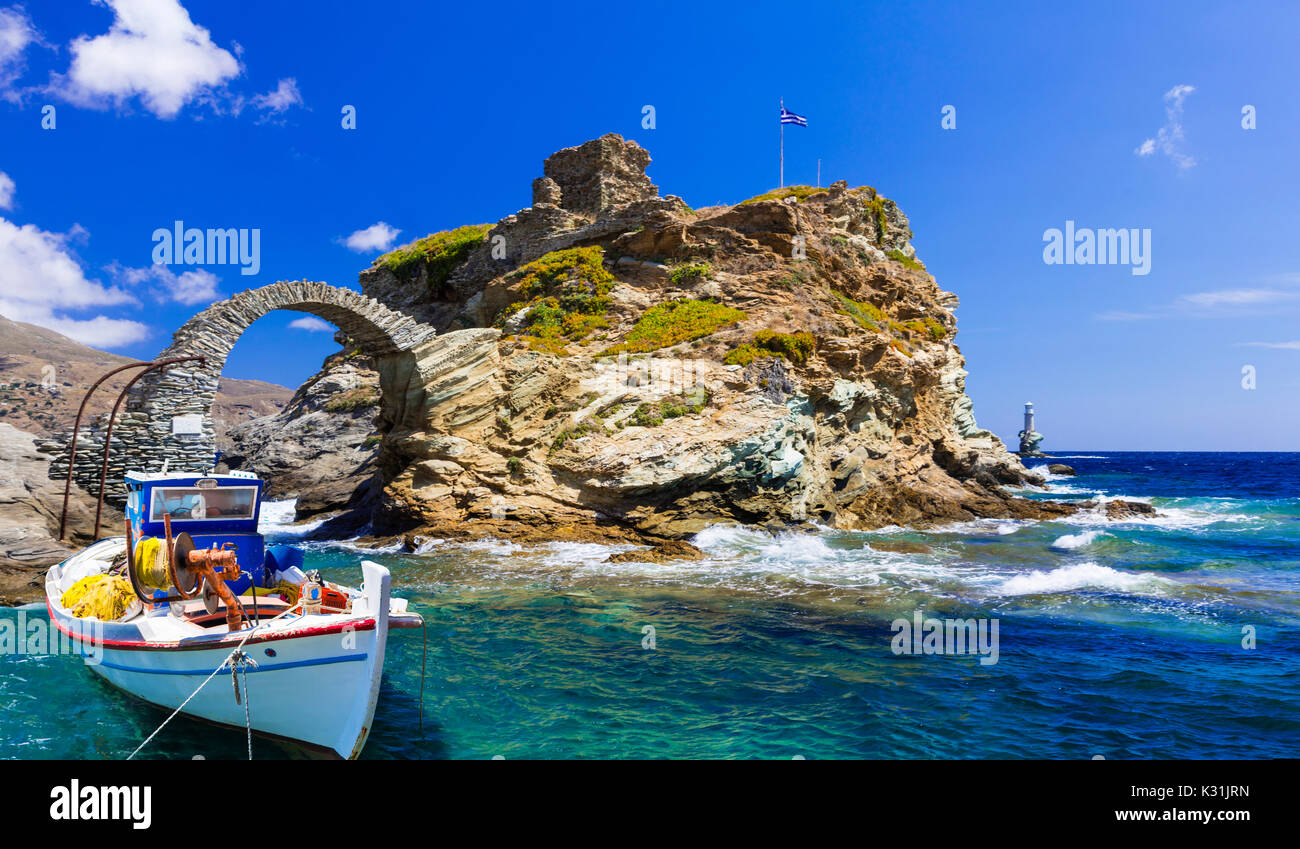 Authentische traditionelle Inseln von Griechenland - Andros. Mit Blick auf Burg und Brücke Stockfoto
