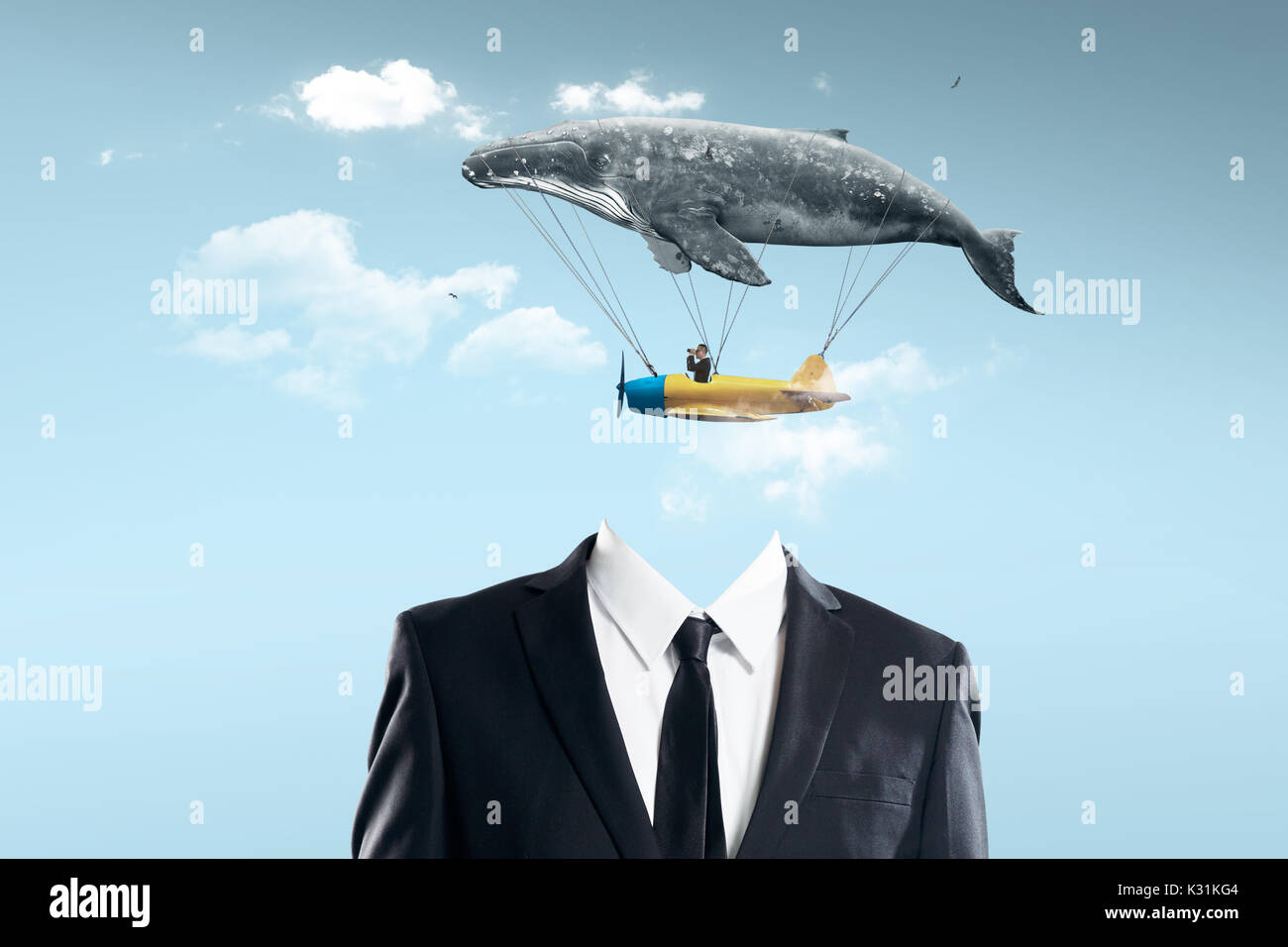 Wal schwimmt in den Himmel und ein Geschäftsmann, abstrakte Phantasie minimalistischen Herausforderung Konzept. Stockfoto
