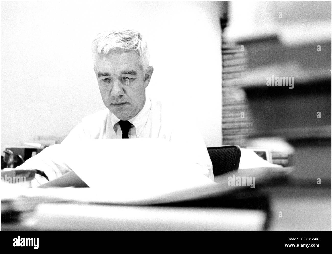 Professor der Geschichte an der Johns Hopkins University Alfred DuPont Chandler arbeitet an seinem Schreibtisch, 1968. Stockfoto