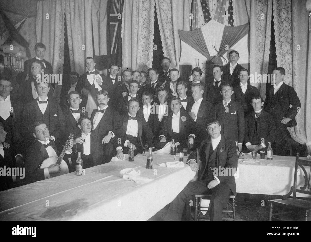 Johns Hopkins University Klasse von 1894 ist um einen Tisch, 1892 versammelt. Stockfoto