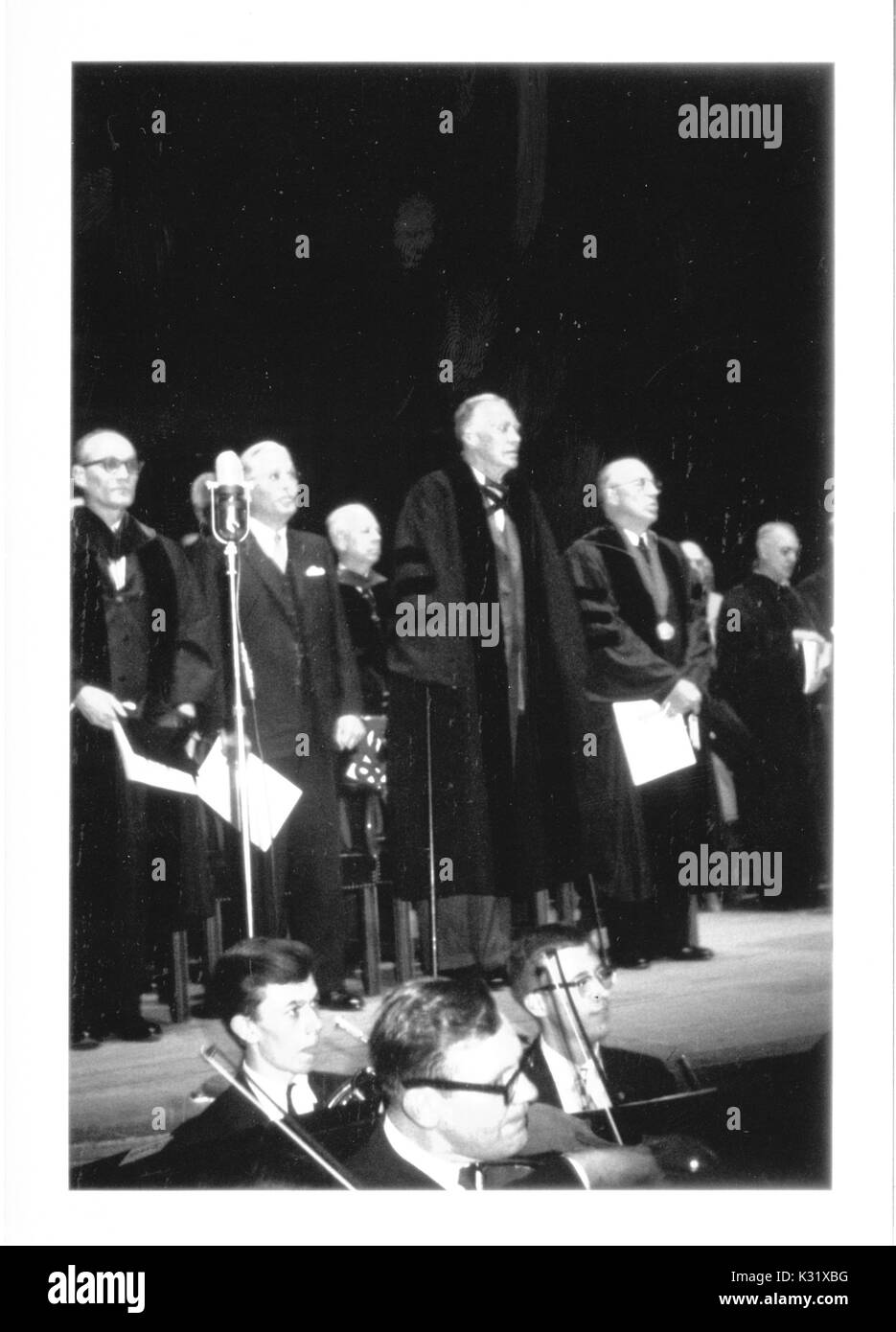 Johns Hopkins Universität Fakultät stehen auf einer Bühne während Gedenktag der Universität, feiert die Gründung der Universität, in Baltimore, Maryland, 22. Februar 1961. Stockfoto