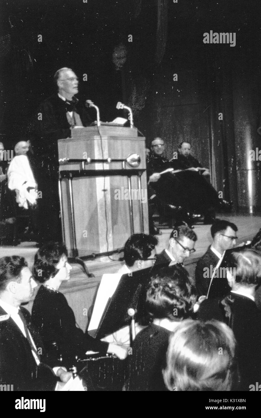 Amerikanische Arzt und Johns Hopkins University Graduate Christian Archibald Herter spricht auf einem Podium während der gedenktag der Universität, feiert die Gründung der Universität, in Baltimore, Maryland, 22. Februar 1961. Stockfoto