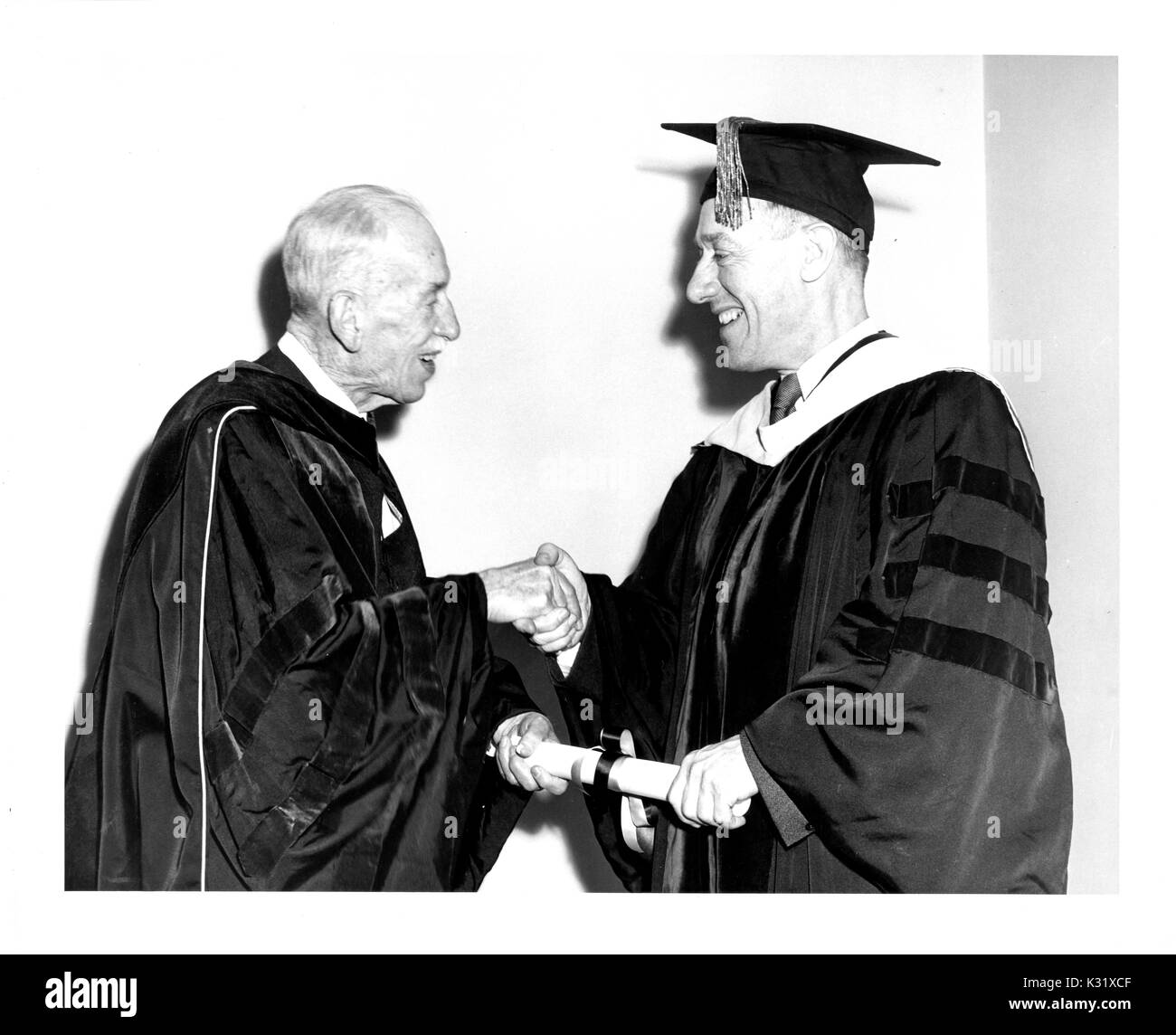 Johns Hopkins University Präsident Detlev Wulf Bronk präsentiert die Ehrendoktorwürde während Gedenktag der Universität, feiert die Gründung der Universität, in Baltimore, Maryland, 22. Februar 1951. Stockfoto